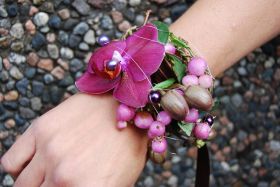 Armbånd med orkideer og rosa snøbær 1