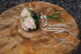 Brudepikebukett med grenroser og bånd