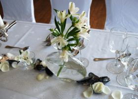 Enkle vaser med hvite blomster og strø