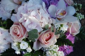 Pastell bukett med hortensia og roser
