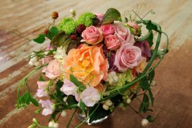Rund brudebukett i fersken, rosa og lilla