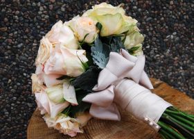 Rund brudebukett med roser og silkebånd 02