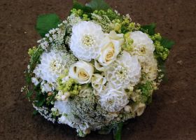 Rund brudebukett - sommerblomster, hvit og grønn 01