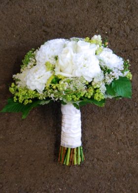 Rund brudebukett - sommerblomster, hvit og grønn 02