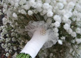 Rund brudebukett med hvit Hortensia og Brudeslør 02