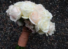 Rund brudebukett med Roser i sarte rosatoner