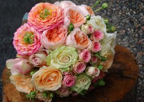 Rund brudebukett med Roser i fersken og corall