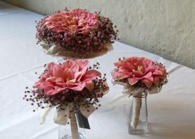 Rund brudebukett - Sydd Lilje med slør i rosatoner 02