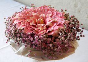 Rund brudebukett - Sydd Lilje med slør i rosatoner 03