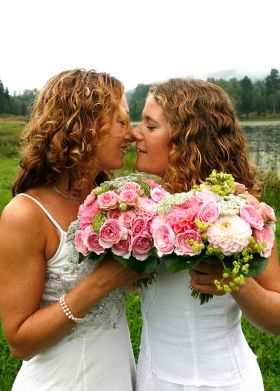 Runde Brudebuketter med sommerblomster i rosatoner
